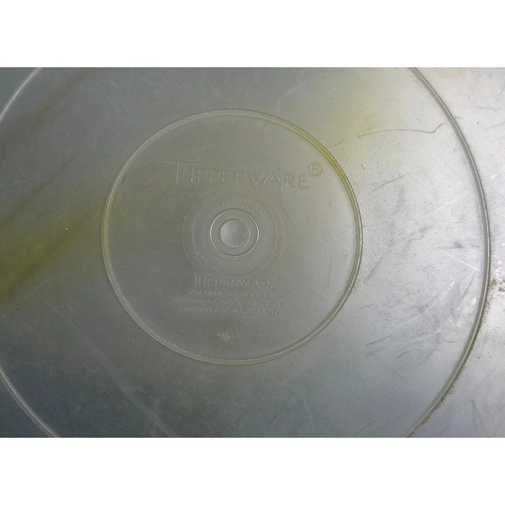 Tupperware vintage divide